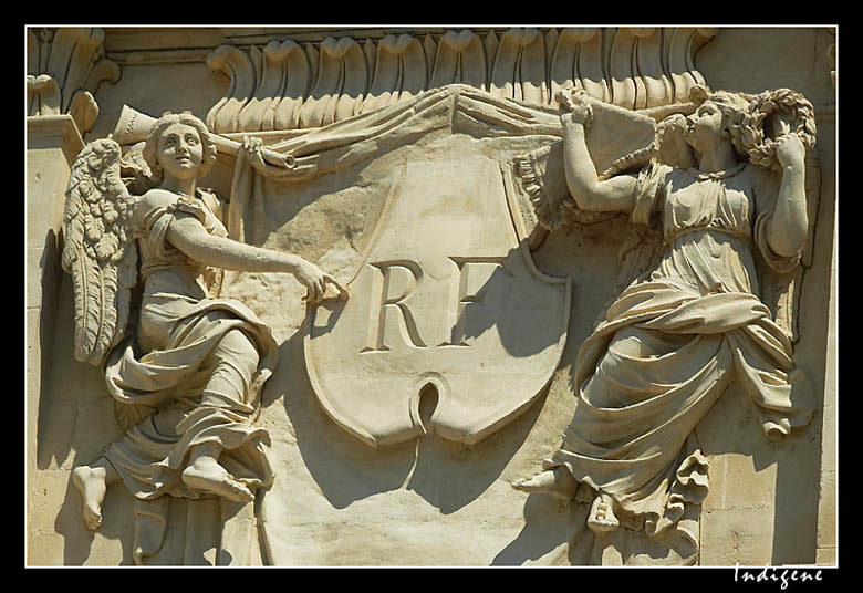 Les bas-reliefs de la mairie