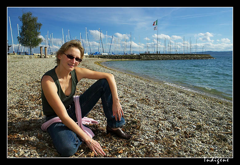 Barbara assise sur la plage