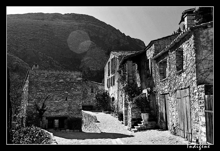 Castelnou en noir et blanc