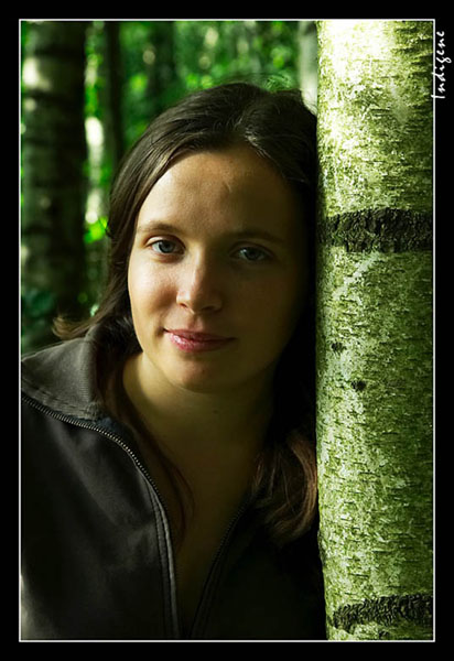 Contre un arbre