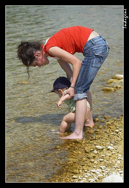 Bb joue dans la rivire