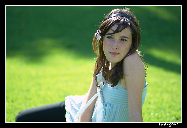 Assise dans l'herbe