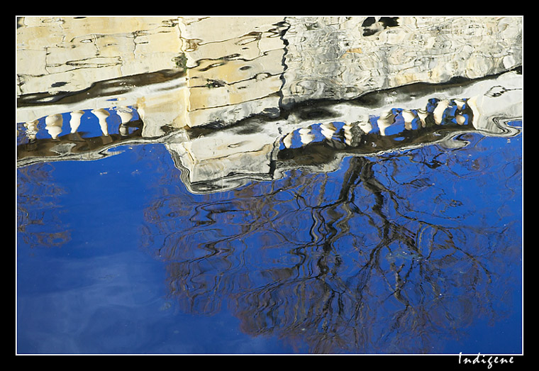 L'eau bleue du bassin