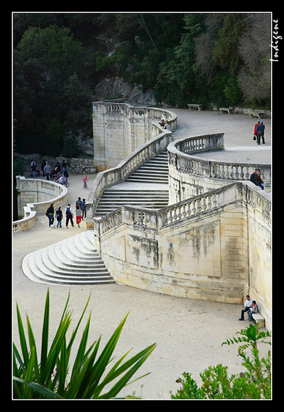 Le double escalier de la fontaine