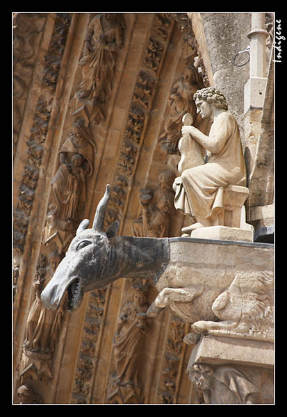 Sculptures qui ornent la porte