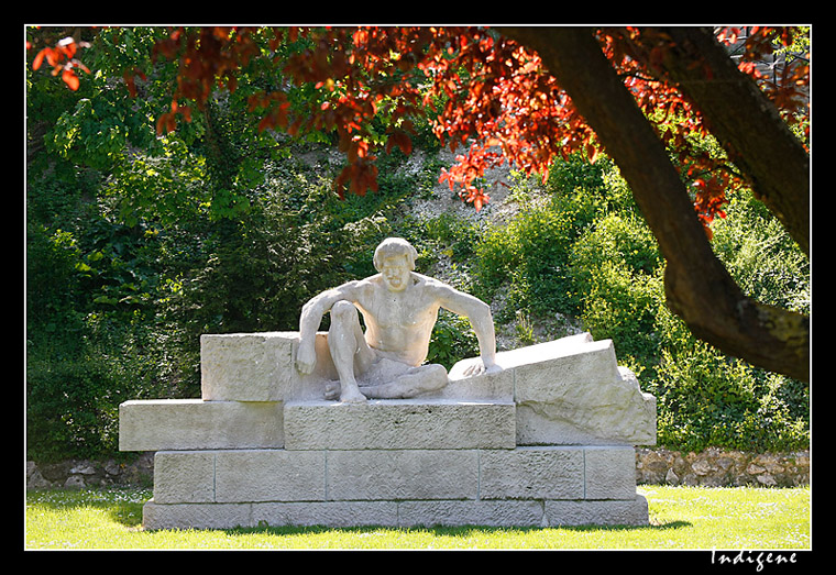 Statue dans un parc
