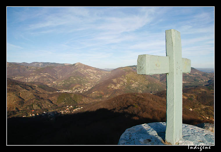 La croix et les monts