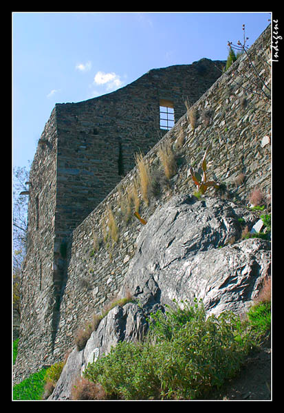 Construit sur une montagne de schiste