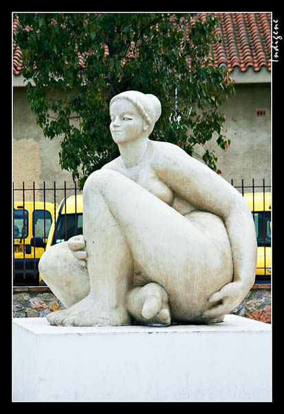 Les statue de la femme assise