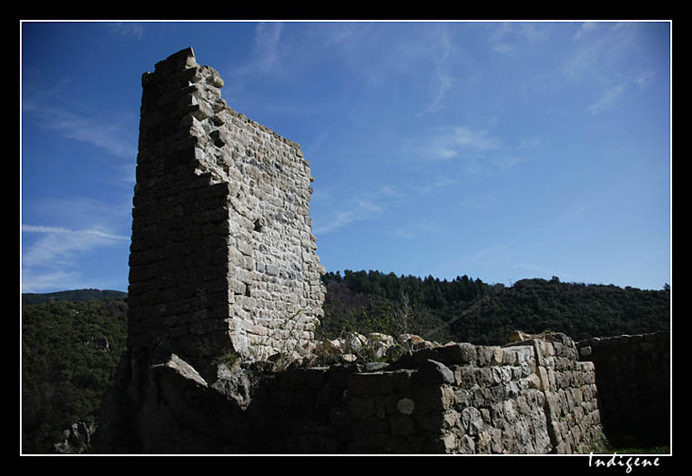 La tour carr en ruines