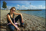 photo Barbara assise sur la plage