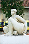 photo Les statue de la femme assise