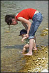 photo Bb joue dans la rivire
